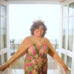 Alcione Instagram - Toda beleza é uma festa e toda grande festa merece uma beleza especial. Pra celebrar esse momento de folia tão importante para mim, fui convidada pela @sephorabrasil para dividir com vocês um pouco mais da minha beleza para esse Carnaval. Com batom marcante e muito brilho nos olhos, estou pronta para entrar na Avenida! Pra quem também quer garantir a maquiagem de Carnaval intacta até o final, a @sephorabrasil oferece serviço de maquiagem em todas as lojas: é só agendar e sair pronta para a festa! (Alcione) #Sepholia #Sepholia2024 #Carnaval2024 Publicidade
