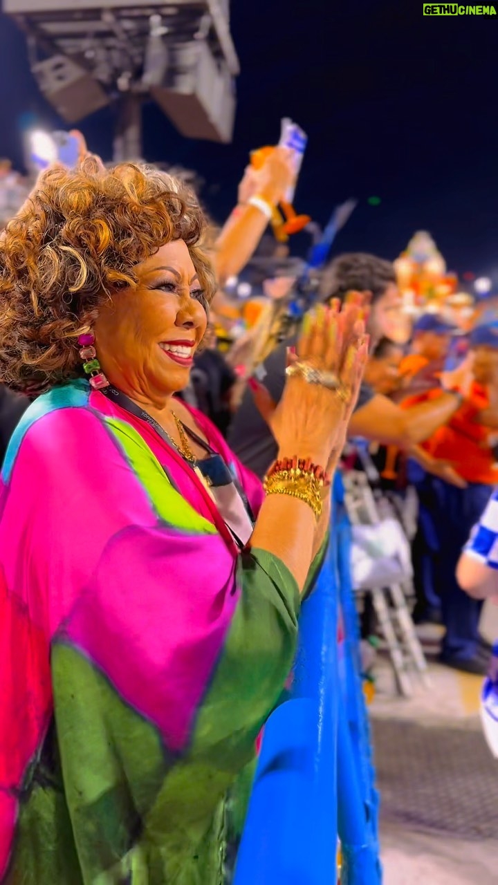 Alcione - 55.1K Likes - Primeiro dia dos Desfiles das Escolas de Samba do Grupo Especial RJ, cheio de encontros incríveis no @rioexxperience, como @majur @neguinhodabeijafloroficial @marcelofreixo @xandedepilares… (Equipe)