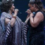 Alcione Instagram - Na estreia do “Quem Vem Pra Cantar?”, @pretagil é surpreendida por @alcioneamarrom com um dueto misterioso. 🔥 #Domingão Estúdios Globo
