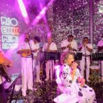 Alcione Instagram - Folia: A Marrom marcou presença na abertura do Camarote @rioexxperience na Sapucaí, juntamente com @cordaodabolapretaoficial! (Equipe)