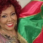 Alcione Instagram - Matéria especial que foi ao ar no Jornal Nacional mostrando ao mundo que a trajetória de Alcione será reverenciada pela Mangueira. Impossível não se emocionar 💚🩷 Vem conferir ✨ #Mangueira #ANegraVozDoAmanhã #Alcione Estação Primeira de Mangueira