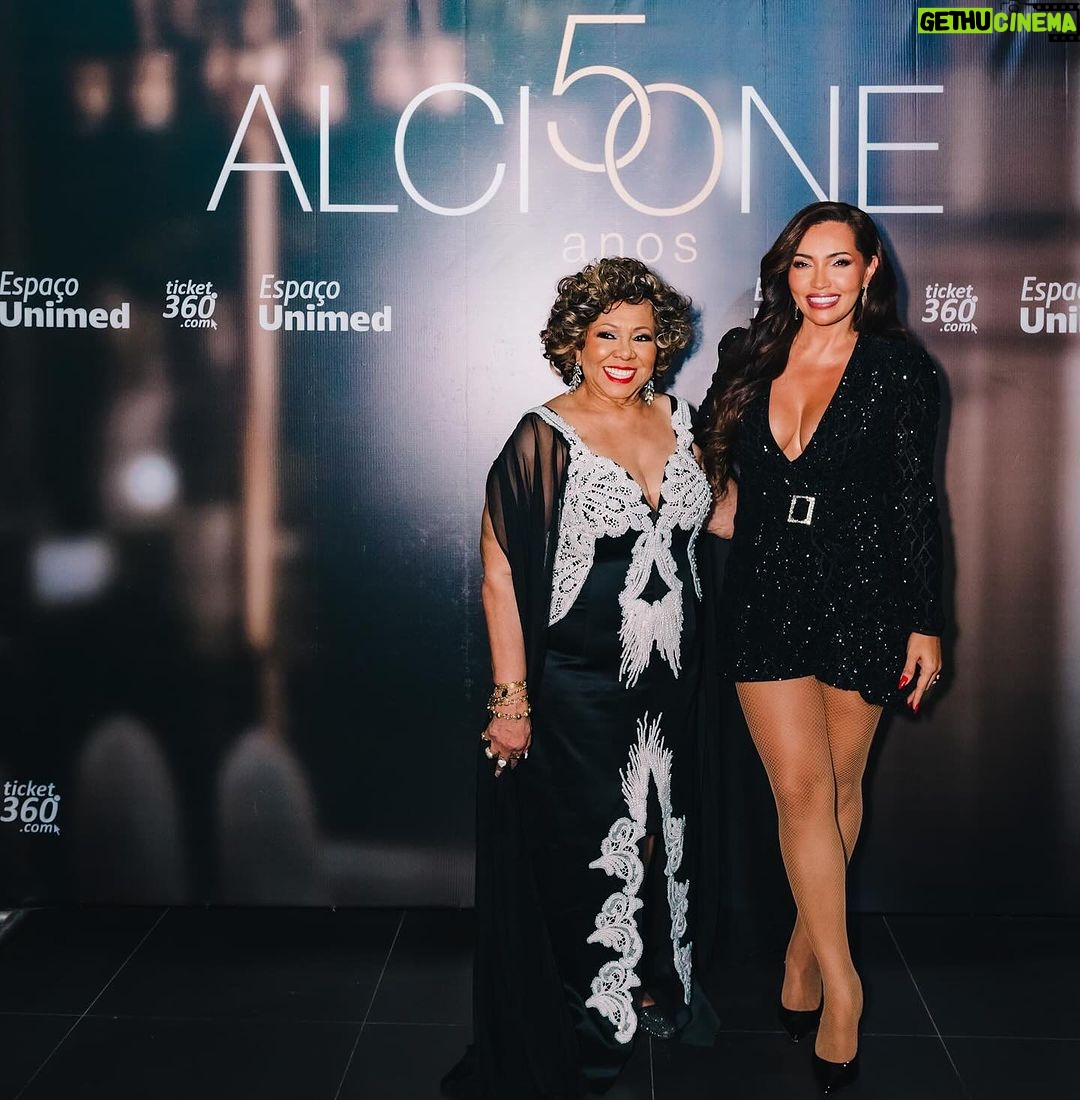 Alcione Instagram - No Dia Internacional da Mulher, o @espacounimed em São Paulo, esgotado para ver a Marrom! Hoje, ela canta daqui a pouquinho no @mirantedopaco em Recife! (Equipe) Fotos: @rafaelstrabelli Espaço Unimed