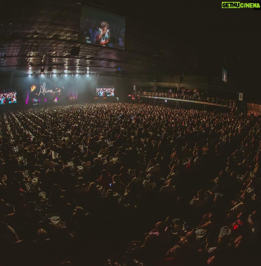 Alcione Instagram - No Dia Internacional da Mulher, o @espacounimed em São Paulo, esgotado para ver a Marrom! Hoje, ela canta daqui a pouquinho no @mirantedopaco em Recife! (Equipe) Fotos: @rafaelstrabelli Espaço Unimed