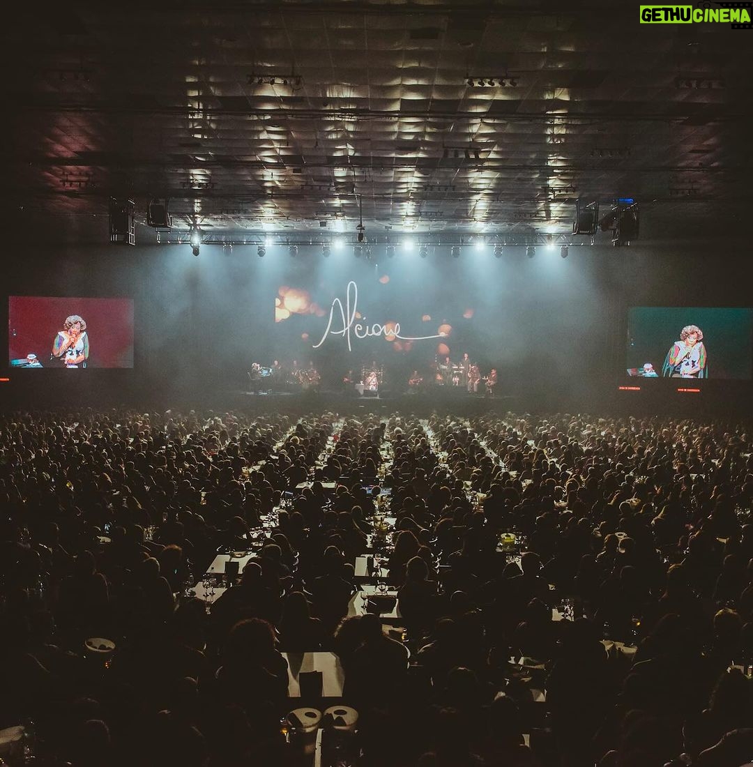 Alcione Instagram - No Dia Internacional da Mulher, o @espacounimed em São Paulo, esgotado para ver a Marrom! Hoje, ela canta daqui a pouquinho no @mirantedopaco em Recife! (Equipe) Fotos: @rafaelstrabelli Espaço Unimed