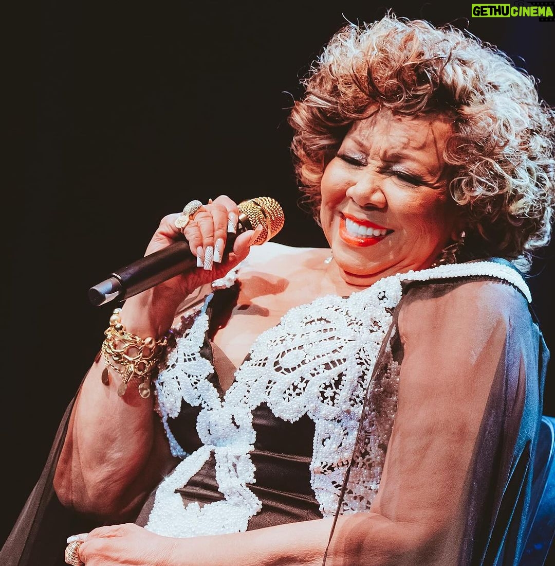 Alcione Instagram - No Dia Internacional da Mulher, o @espacounimed em São Paulo, esgotado para ver a Marrom! Hoje, ela canta daqui a pouquinho no @mirantedopaco em Recife! (Equipe) Fotos: @rafaelstrabelli Espaço Unimed