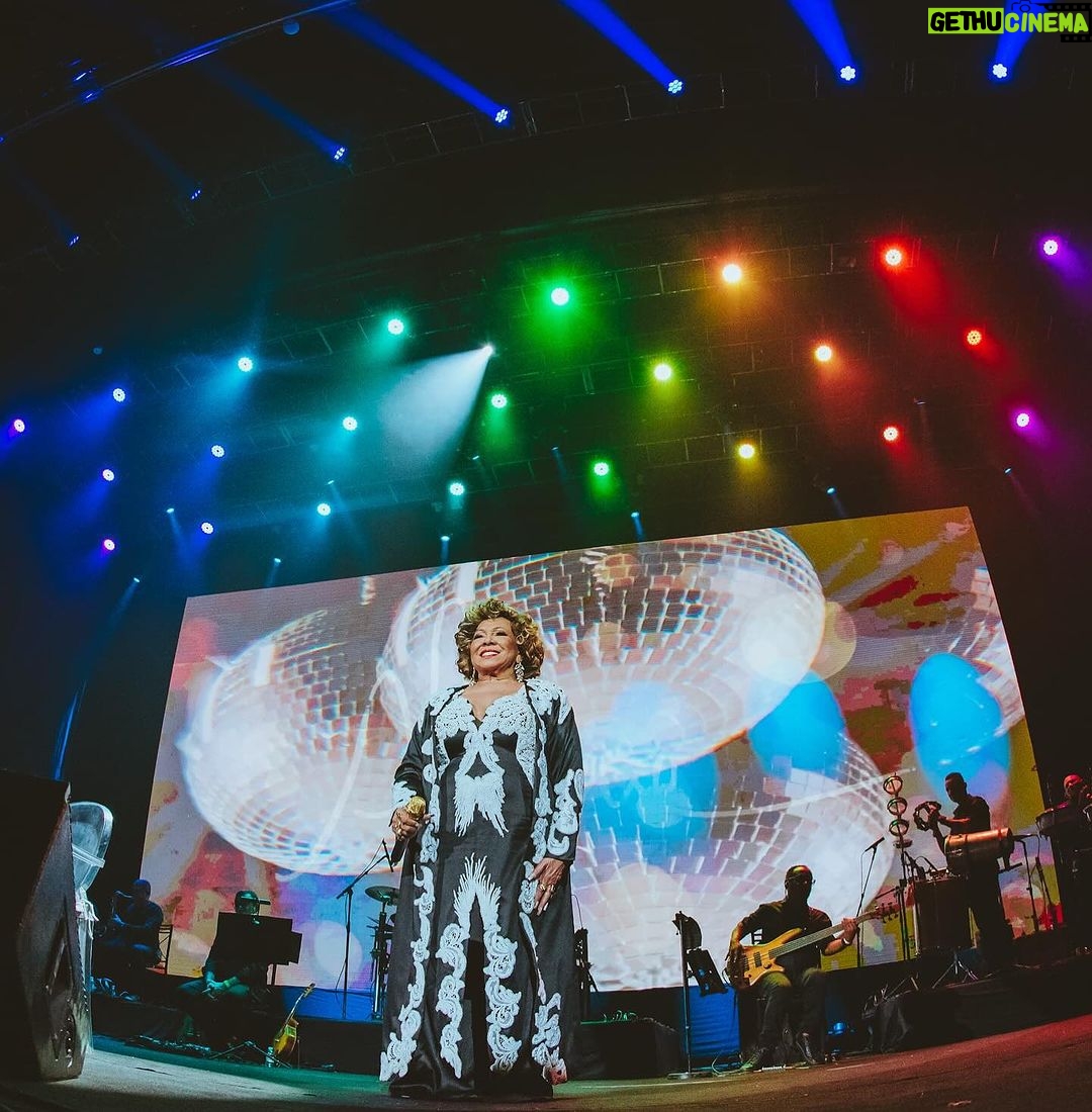 Alcione Instagram - No Dia Internacional da Mulher, o @espacounimed em São Paulo, esgotado para ver a Marrom! Hoje, ela canta daqui a pouquinho no @mirantedopaco em Recife! (Equipe) Fotos: @rafaelstrabelli Espaço Unimed
