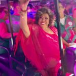 Alcione Instagram - Mesmo com as fortes chuvas no início da noite, a Marrom marcou presença no ensaio técnico da Mangueira, onde a Verde e Rosa mostrou a garra que virá para defender o enredo “A Negra Voz do Amanhã”! Avante, @mangueira_oficial !!!! (Equipe) Sambódromo da Marquês de Sapucaí