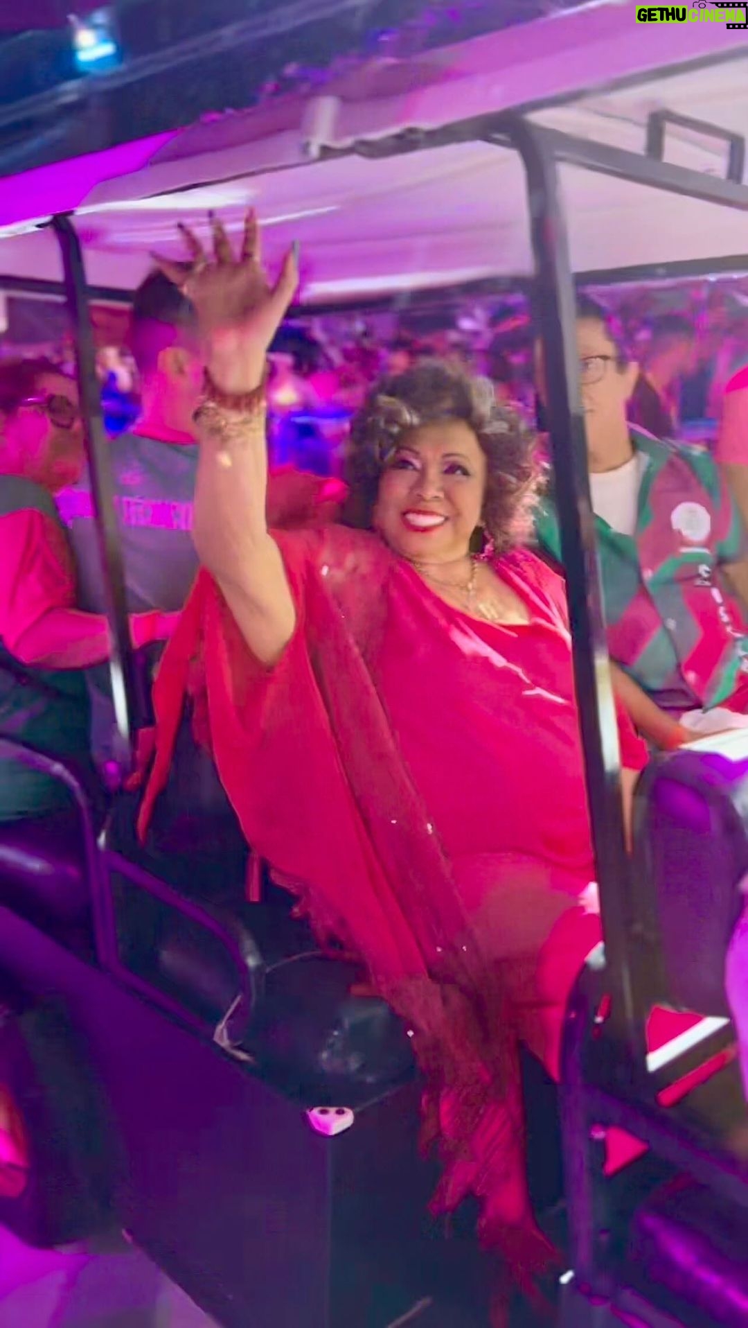 Alcione Instagram - Mesmo com as fortes chuvas no início da noite, a Marrom marcou presença no ensaio técnico da Mangueira, onde a Verde e Rosa mostrou a garra que virá para defender o enredo “A Negra Voz do Amanhã”! Avante, @mangueira_oficial !!!! (Equipe) Sambódromo da Marquês de Sapucaí