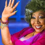 Alcione Instagram - Aqui o samba não morrerá jamais! ✨ A Mangueira trouxe a energia de sua comunidade para abrir o último dia de ensaios técnicos na Sapucaí. 💚💖 Preparamos esses registros incríveis da nação mangueirense: passe pro lado e confira cada clique. 📸 Acompanhe com a gente essa noite de teste de luz e som e aproveite para marcar aquele amigo que é verde e rosa de coração. 📲 Sambódromo da Marquês de Sapucaí