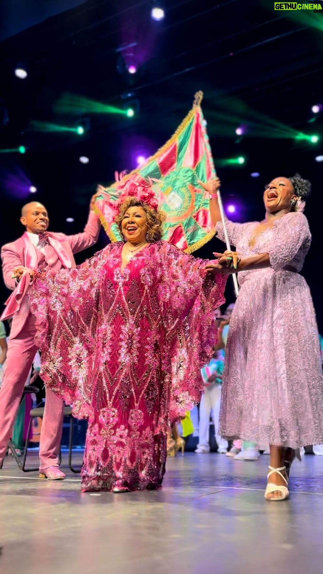 Alcione Instagram - O Show de Verão da @mangueira_oficial é uma reunião de constelações em Verde e Rosa! A iniciativa é de Chico Buarque, enredo da escola em 1998 e desde então, promove o show em benefício da Mangueira! (Equipe) @chicobuarque @xandedepilares @dudunobresamba @fernandaabreureal @pretinhodaserrinha @vivoriorj
