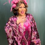 Alcione Instagram - A Marrom já está pronta para a segunda noite de Show de Verão da Mangueira em sua homenagem! (Equipe) Vestido: @ateliersilviabevilaqua Jóias: @lcjoiasoficial @hsternofficial Cabeça: @meimevictoria Manager: @solangenazareth Direção de Marketing: @carlosmarao Produção Executiva: @veraamil Camarins: @rosanabaldez50 Cabelo: @oficialluizahelena Maquiagem: @yannfernandes.makeup Unhas: @colanavillar Vídeo: @am.instavideos