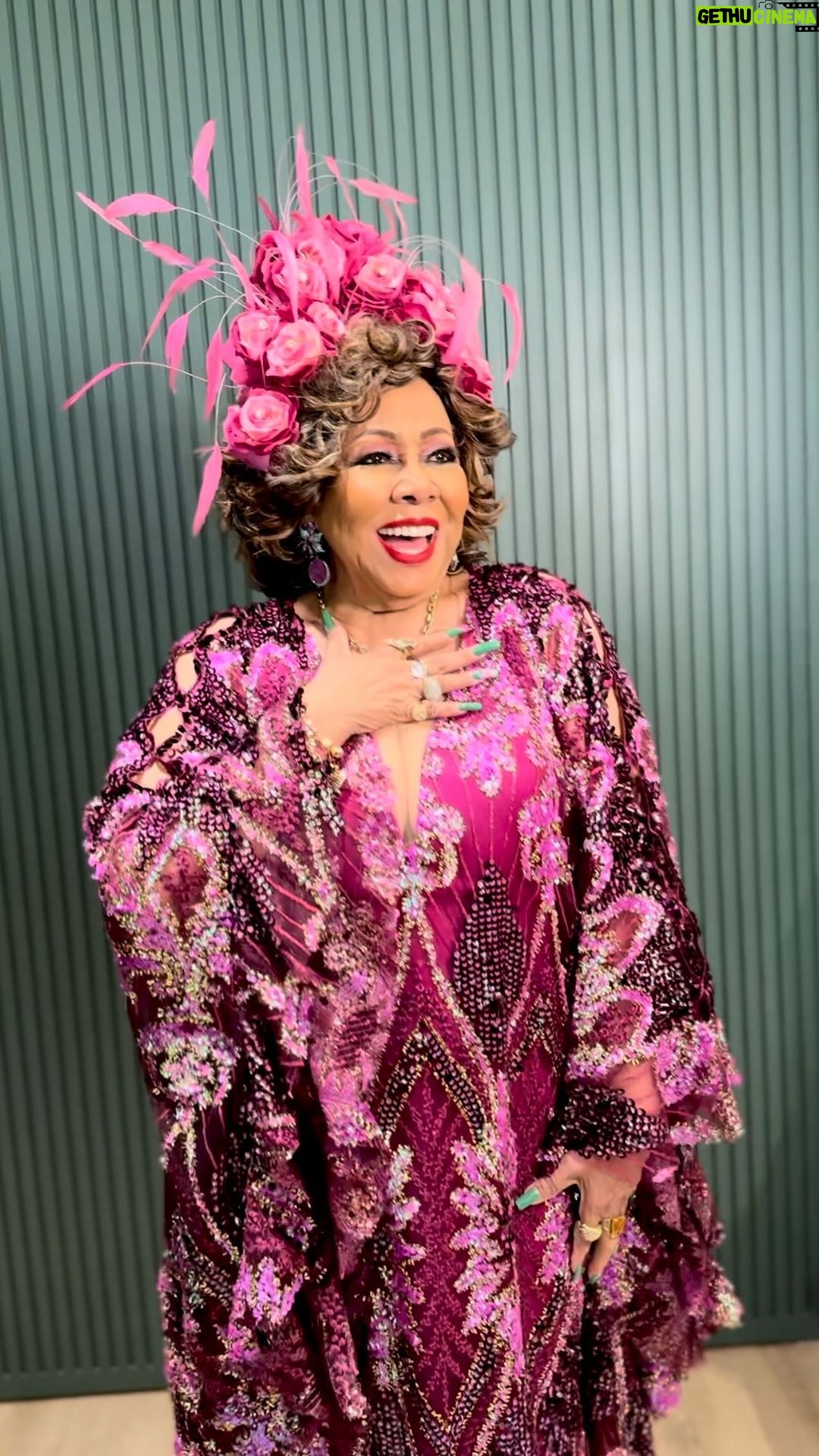 Alcione Instagram - A Marrom já está pronta para a segunda noite de Show de Verão da Mangueira em sua homenagem! (Equipe) Vestido: @ateliersilviabevilaqua Jóias: @lcjoiasoficial @hsternofficial Cabeça: @meimevictoria Manager: @solangenazareth Direção de Marketing: @carlosmarao Produção Executiva: @veraamil Camarins: @rosanabaldez50 Cabelo: @oficialluizahelena Maquiagem: @yannfernandes.makeup Unhas: @colanavillar Vídeo: @am.instavideos