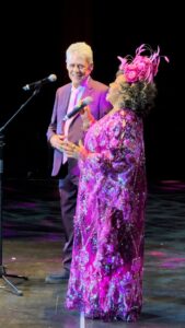 Alcione Instagram - Primeiro dia do Show de Verão da Mangueira 2024, com esse encontro mais do que especial: “Chico Buarque de Mangueira” e “A Negra Voz do Amanhã”! (Equipe)