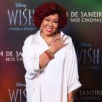 Alcione Instagram - O filme das férias e para tooooda a família: hoje, 04/01, estreia Wish: O Poder Dos Desejos, uma animação da Disney que tive a honra de dublar a Árvore Mãe, em uma floresta recheada de mistérios e magias! @diferrero @solangealmeida @marceloadnet0 @evelyncastrooficial e @xandedepilares também dividiram essa felicidade comigo. Corre para o cinema mais perto e emocione-se, como eu! (Alcione) #WishOPoderDosDesejos @disneystudiosbr