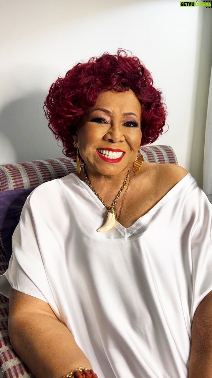 Alcione - 35.6K Likes - 2023 foi um ano especial para todos nós e eu estou passando aqui para desejar que 2024 seja a felicidade em dobro!
Feliz Ano Novo!!!!
Muita ALEGRIA, muita PROSPERIDADE, muita SAÚDE, muita PAZ para todos! Um grande beijo! (Alcione)