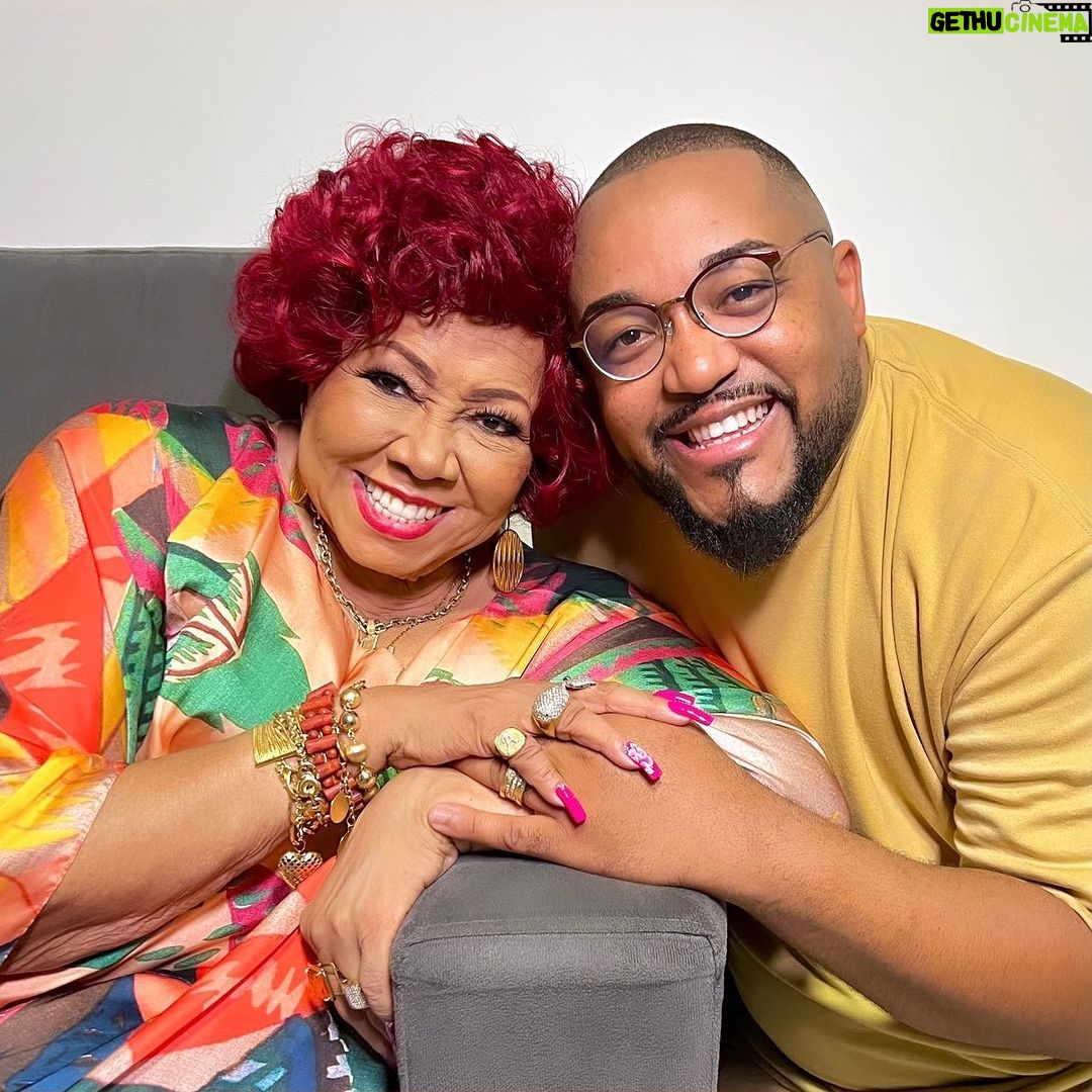 Alcione Instagram - Encontro especial ontem no camarim do @viamusichall: @tieeoficial! (Equipe)
