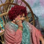Alcione Instagram - Nossa ‘Negra Voz do Amanhã’ veio fazer uma visita ao nosso barracão e ficou emocionada com o trabalho que levaremos pra Avenida no Carnaval de 2024. Quem aí tá curioso pra ver o que estamos preparando? 👀 #Mangueira #Alcione #Carnaval2024 Estação Primeira de Mangueira