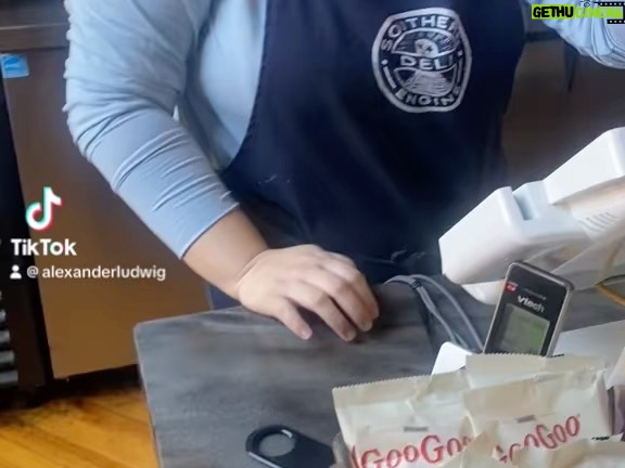 Alexander Ludwig Instagram - Ran back into my girl Lauren who told me people are stopping her after this video I posted that went bananas all over the internet. If you are in or around nashville please check out her families Deli- @thesoutherndeli it’s by far my favorite in town and Lauren is THE BEST @8pawsandatail @Theonebluerabbit