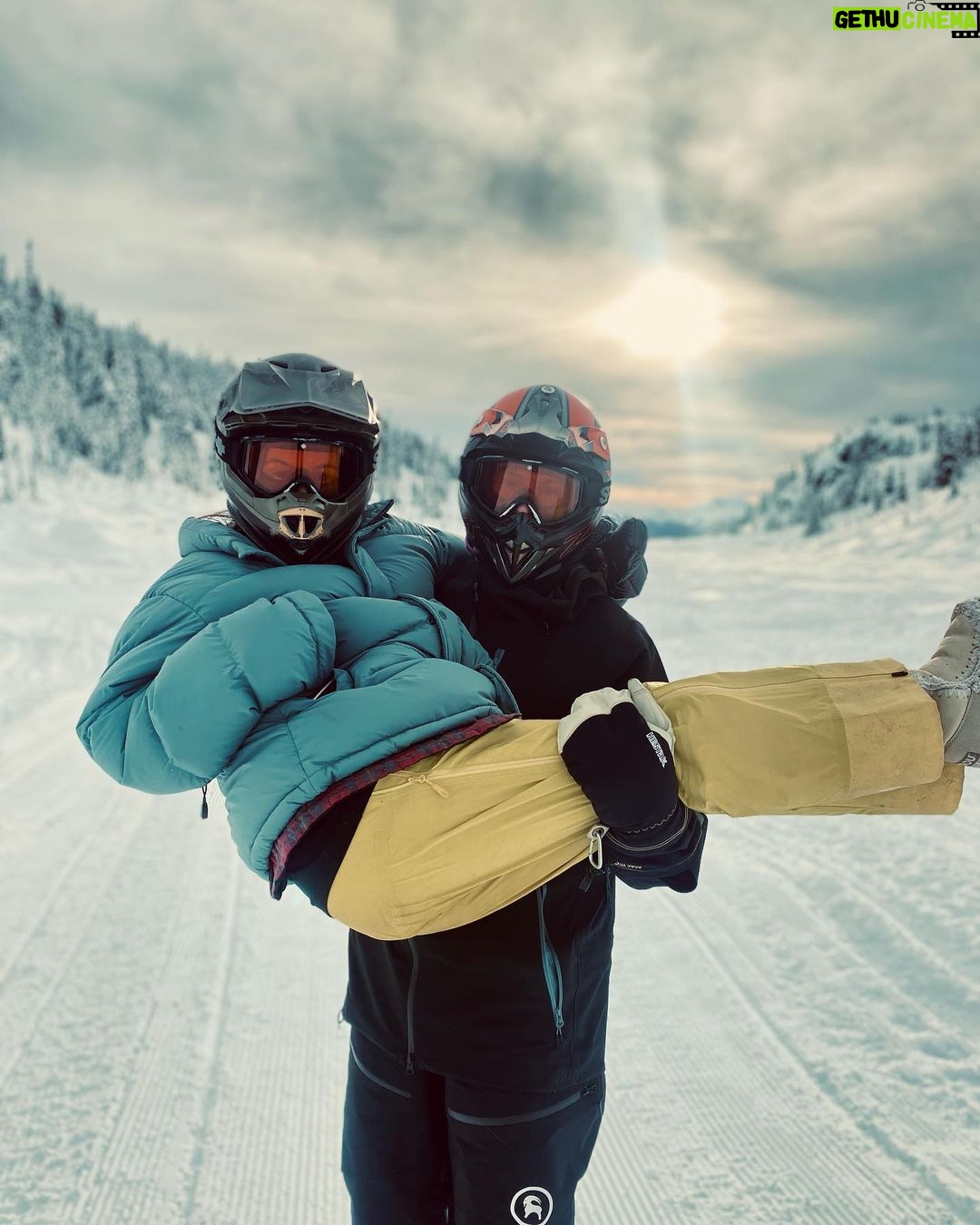 Alexander Ludwig Instagram - Happy 2023 from us troublemakers to you🙌❤️@blackcombsnow for the win! Thank you guys! Whistler, Canada