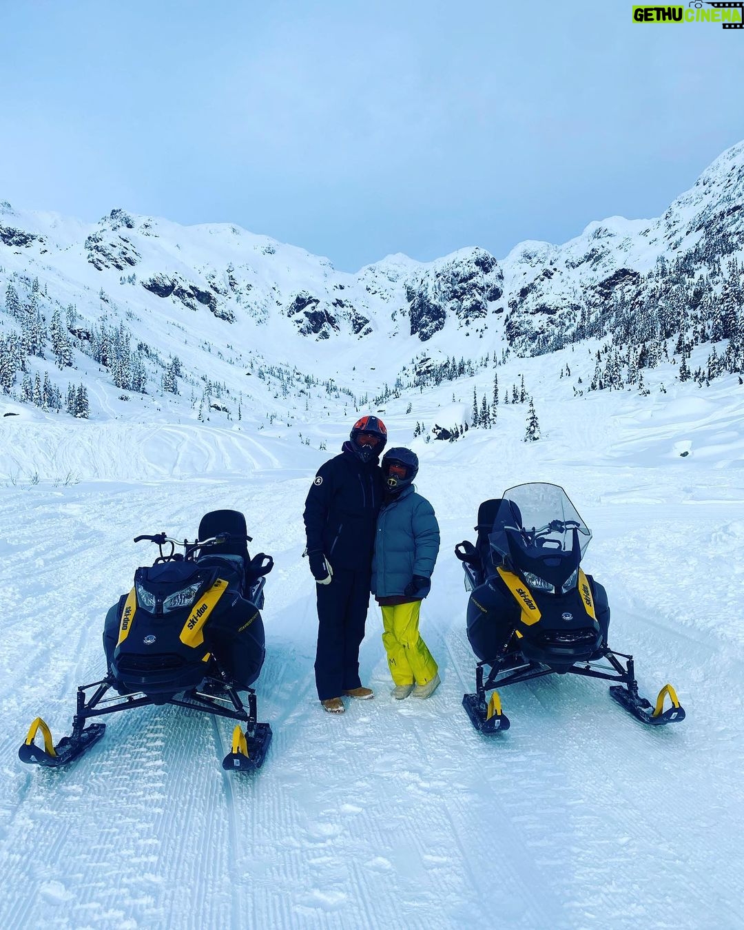 Alexander Ludwig Instagram - Happy 2023 from us troublemakers to you🙌❤️@blackcombsnow for the win! Thank you guys! Whistler, Canada