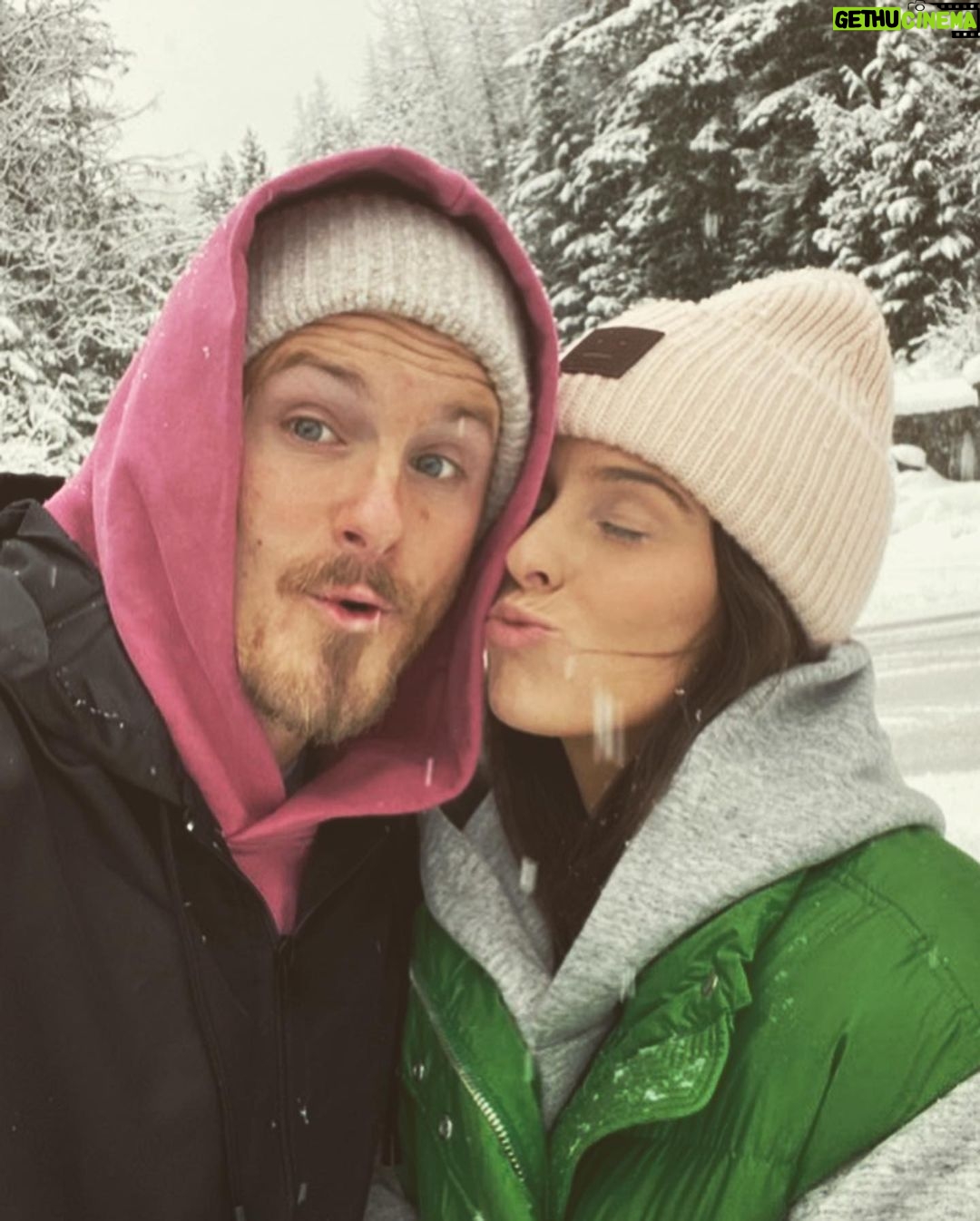 Alexander Ludwig Instagram - Happy 2023 from us troublemakers to you🙌❤️@blackcombsnow for the win! Thank you guys! Whistler, Canada