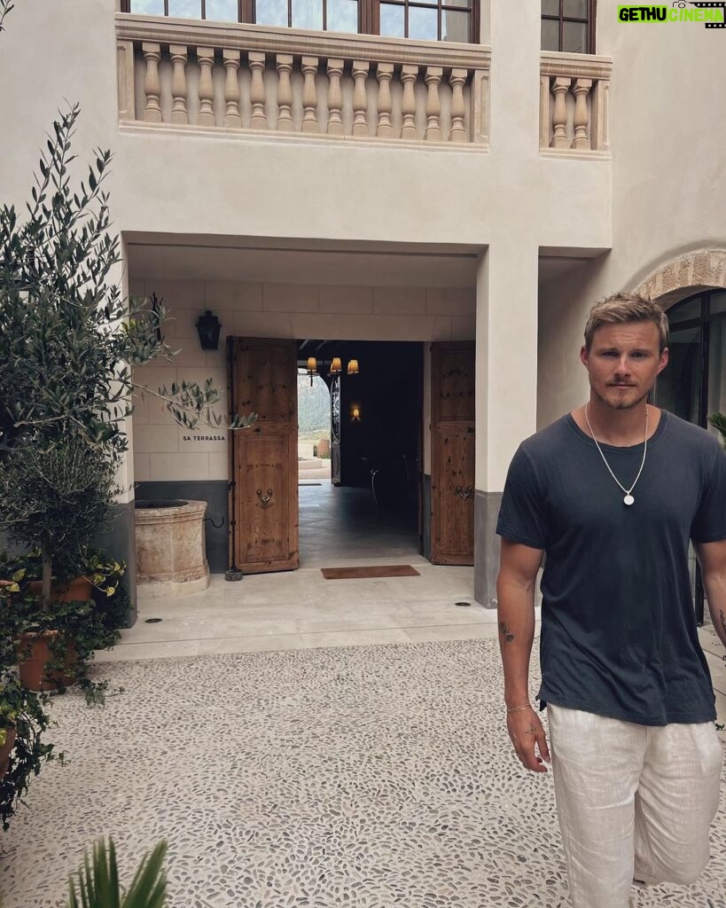 Alexander Ludwig Instagram - @sonbunyola this place is something else 🤯 Mallorca