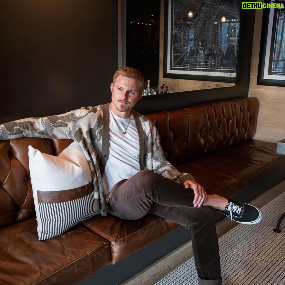 Alexander Ludwig Instagram - I’ve been a huge fan of @paige jeans for a long time, without doubt the most comfortable pant I own. Thanks for having me guys! Was a Great night celebrating the opening of the store in nashville with an amazing group of people. 🙌🙌🙌