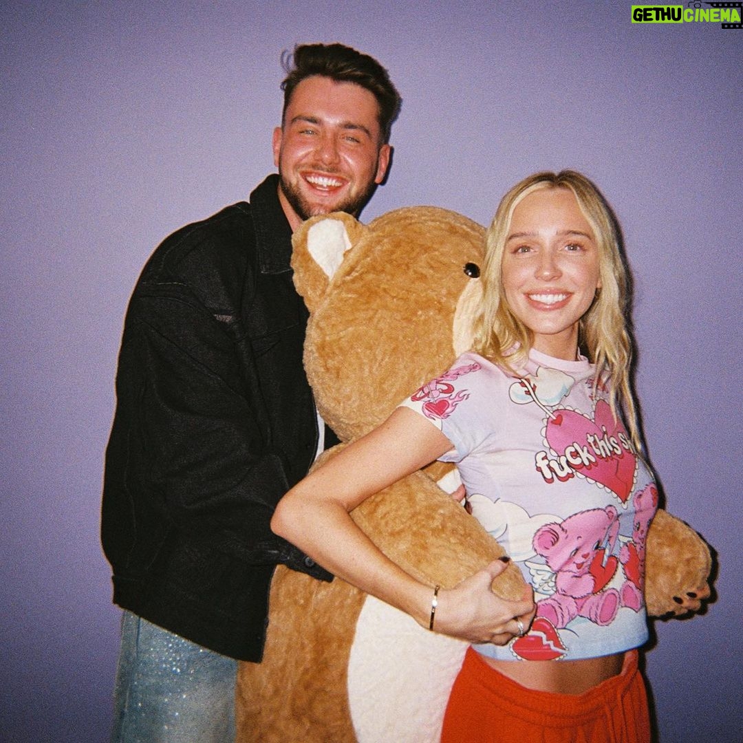 Alexandra Cooper Instagram - Happy vday week dads🌹you deserve orgasms and happiness but sometimes you gotta make it happen yourself. Go listen to this week’s CHD episode for a good laugh