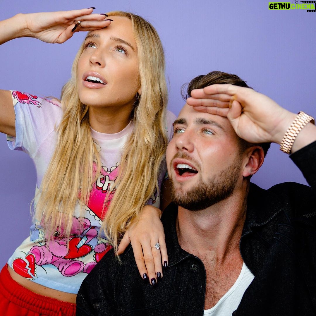 Alexandra Cooper Instagram - Happy vday week dads🌹you deserve orgasms and happiness but sometimes you gotta make it happen yourself. Go listen to this week’s CHD episode for a good laugh