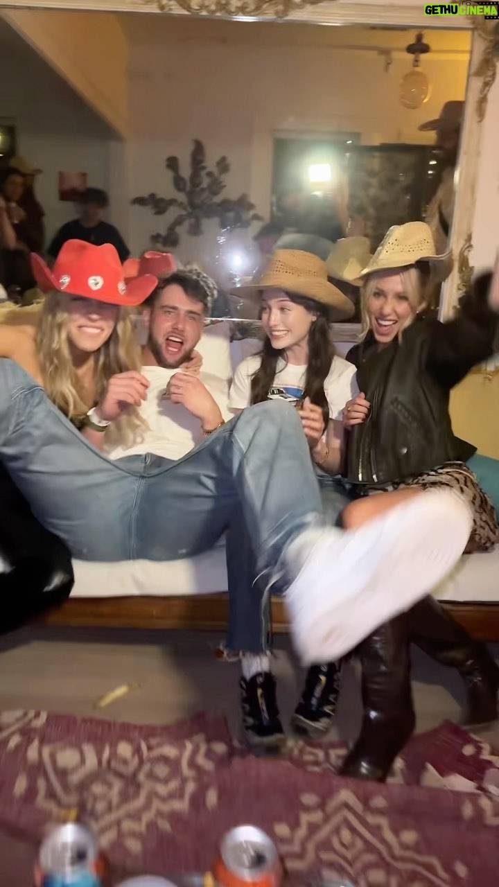 Alexandra Cooper Instagram - 4 unwell humans walk into a bar @alix_earle @harryjowsey @madelineargy @alexandracooper