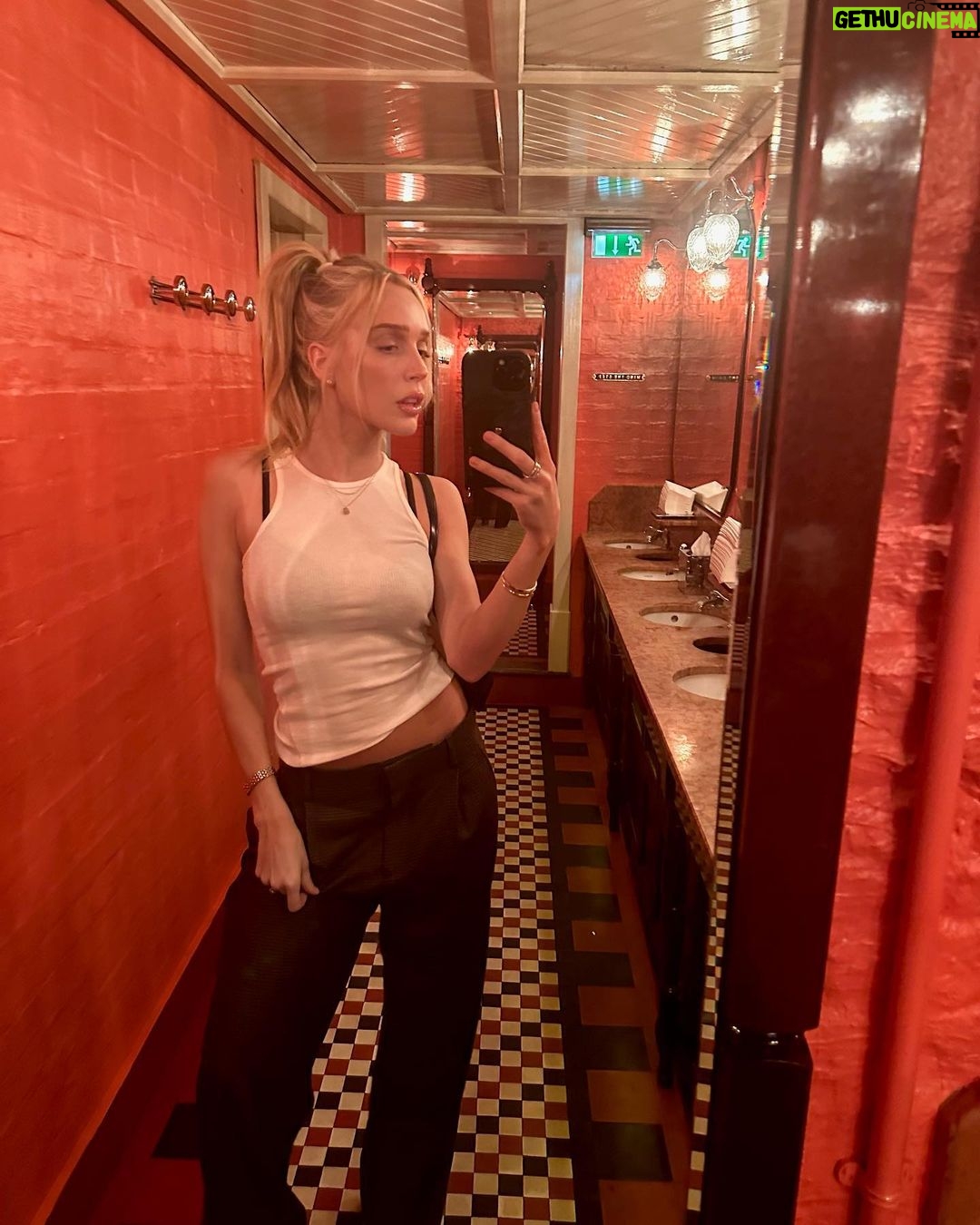 Alexandra Cooper Instagram - tag me listening to CHD today, Happy Wednesday 😎