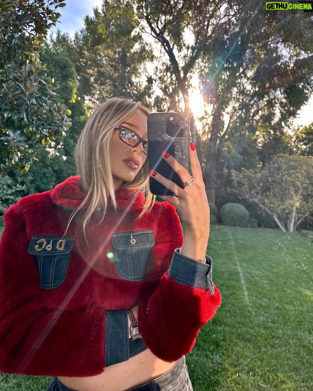 Alexandra Cooper Instagram - cracked but still takes 🔥 pics