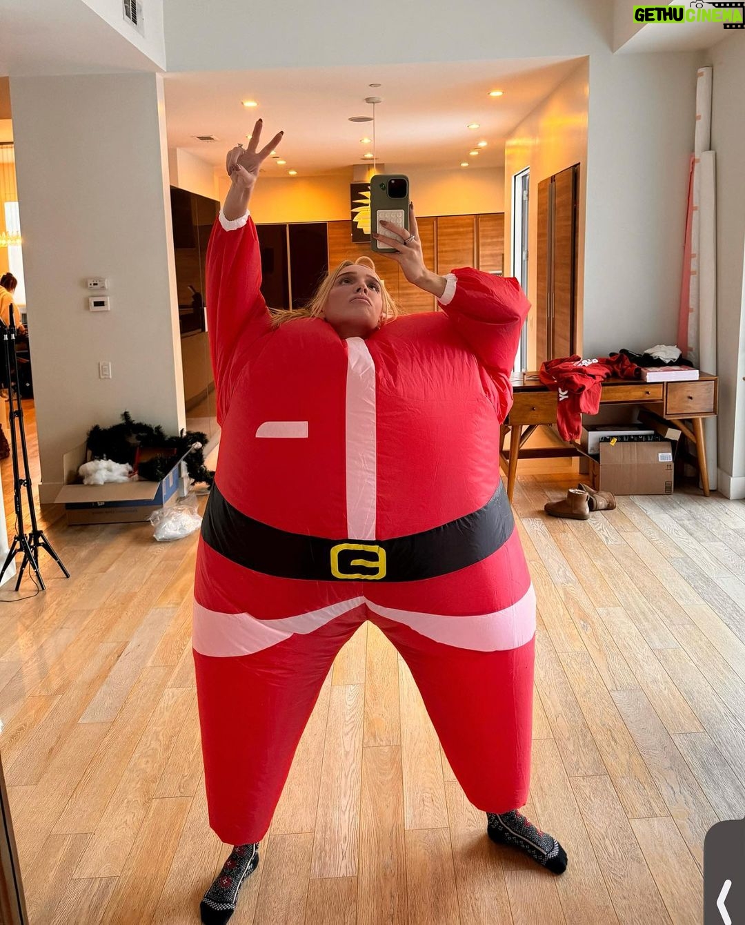 Alexandra Cooper Instagram - SANTA… I KNOW HIM.. it’s me I’m Santa🎅🏼 New episode of @callherdaddy is HERE👏 I tell u the most intimate gift I ever gave Matt and the memorable gift I gave all of my ex’s 👀