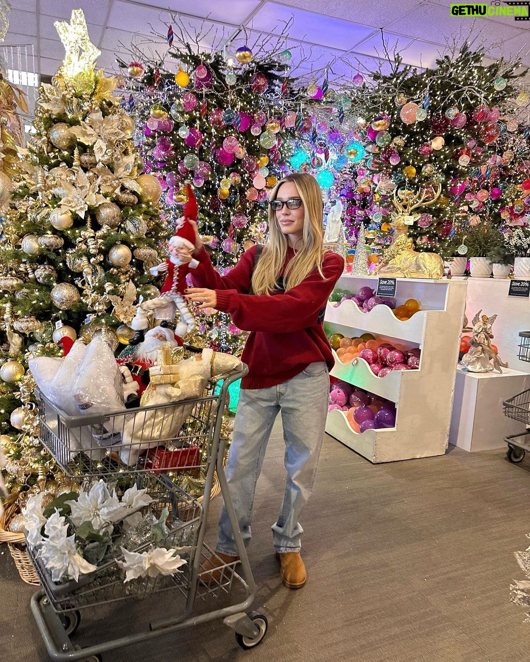 Alexandra Cooper Instagram - TIS THE SEASON 😭🥰