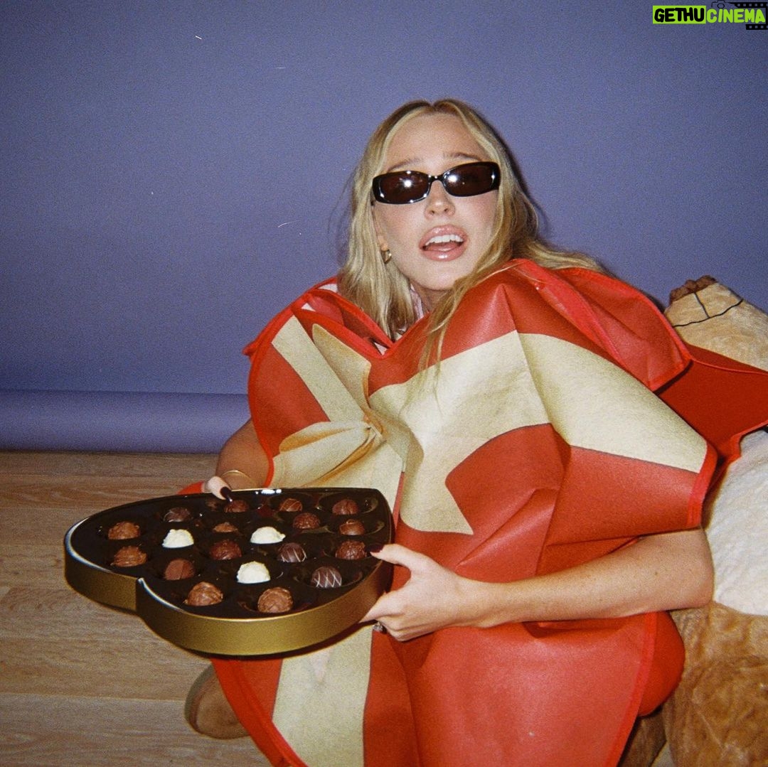 Alexandra Cooper Instagram - Happy vday week dads🌹you deserve orgasms and happiness but sometimes you gotta make it happen yourself. Go listen to this week’s CHD episode for a good laugh