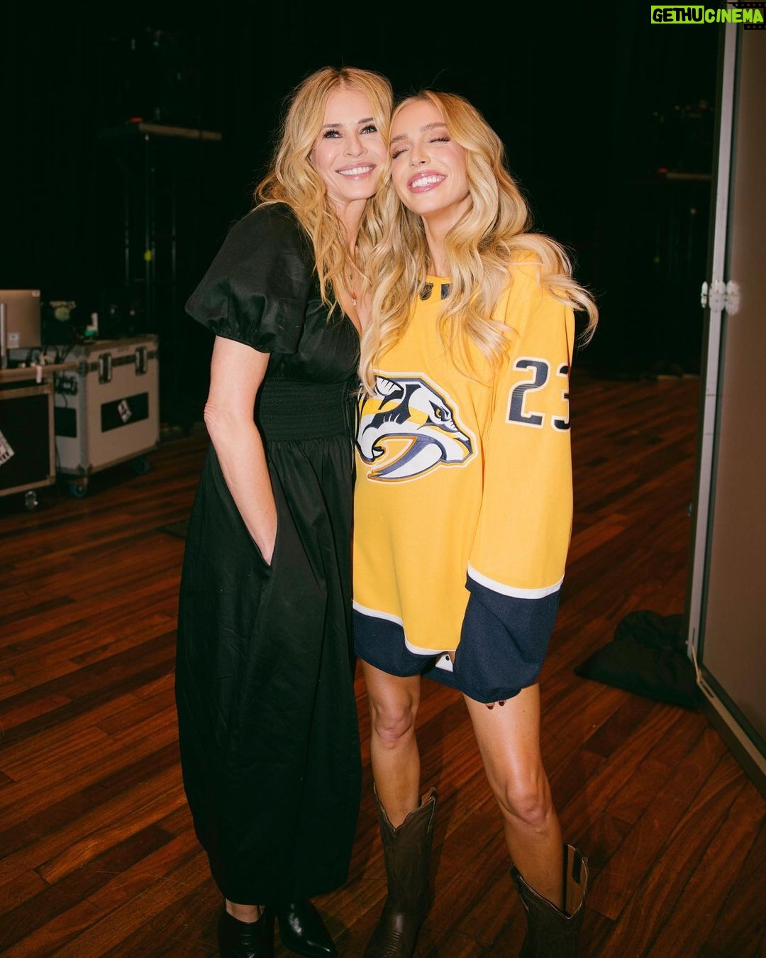 Alexandra Cooper Instagram - Getting to perform on a stage with this woman and call her a friend is so surreal and fulfilling I am still processing it all lol @chelseahandler you are a fucking icon and I can not thank you enough for showing up to close out my tour with me. Legend.