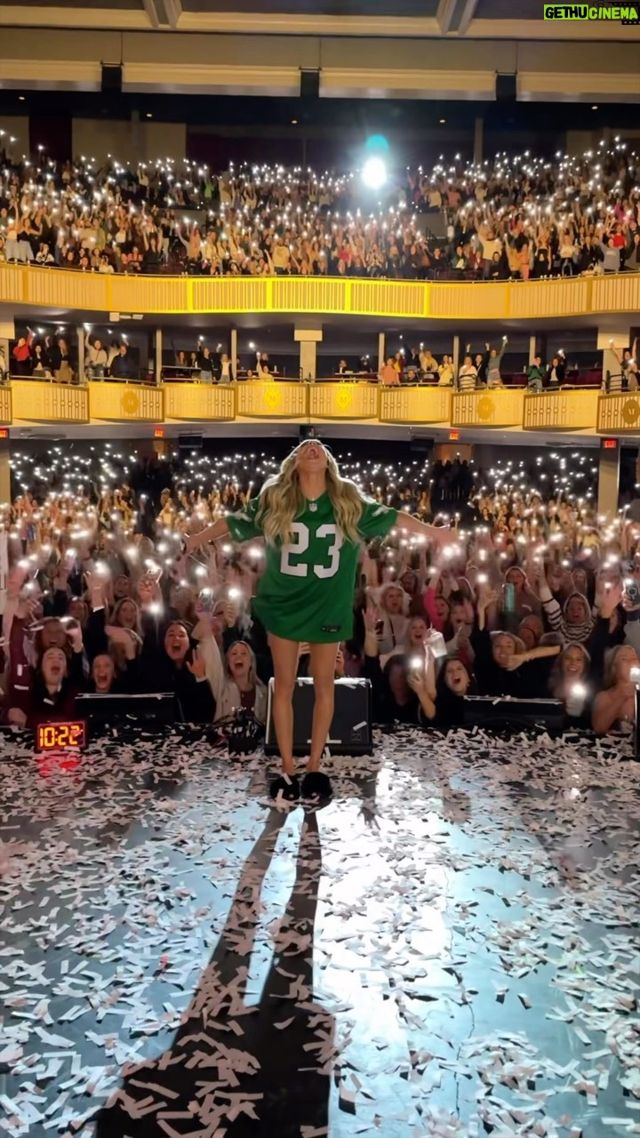 Alexandra Cooper Instagram - PHILLY NIGHT 2. I have no words. Possibly the craziest crowd yet😭👏Full tits out (literally). CHICAGO get ready to get wild