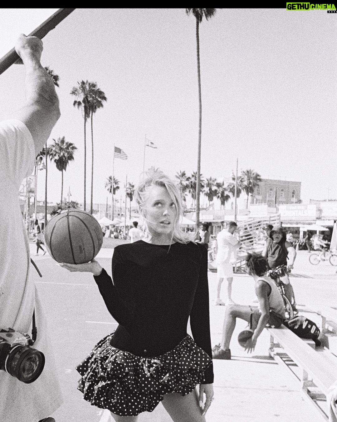 Alexandra Cooper Instagram - Bts film from my Cosmo cover shoot. Still can’t comprehend that 2023 brought my face on the cover of this iconic magðŸ˜thankful beyond words @cosmopolitan