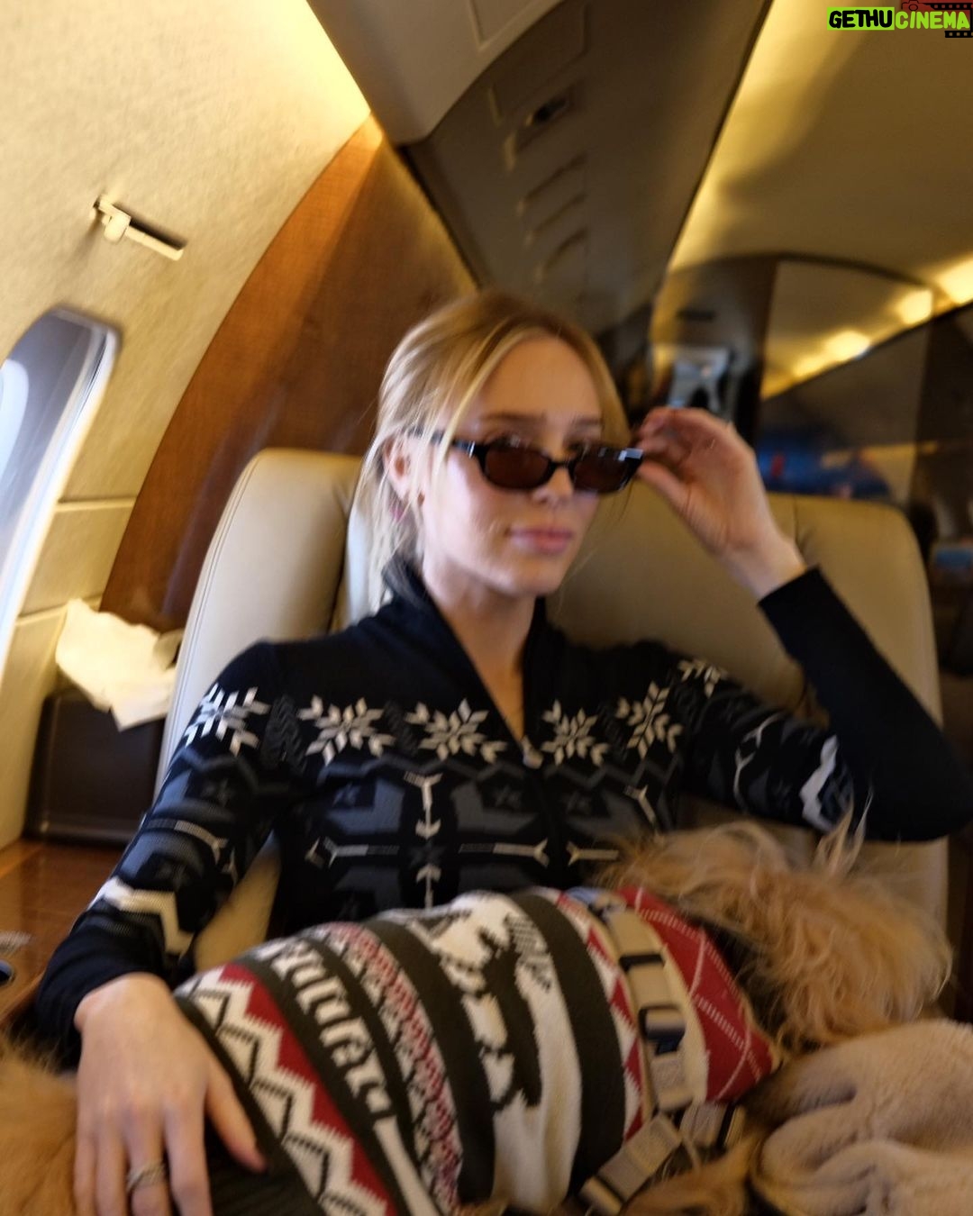 Alexandra Cooper Instagram - Merry Christmas letโs go ski ๐๐โท๏ธ