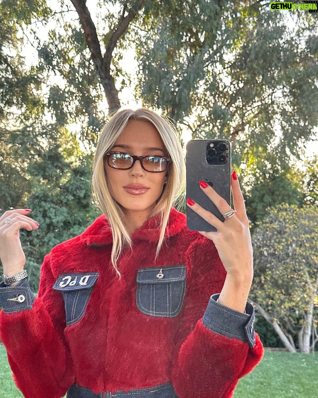 Alexandra Cooper Instagram - cracked but still takes 🔥 pics