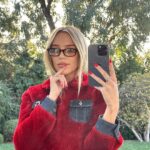 Alexandra Cooper Instagram - cracked but still takes 🔥 pics
