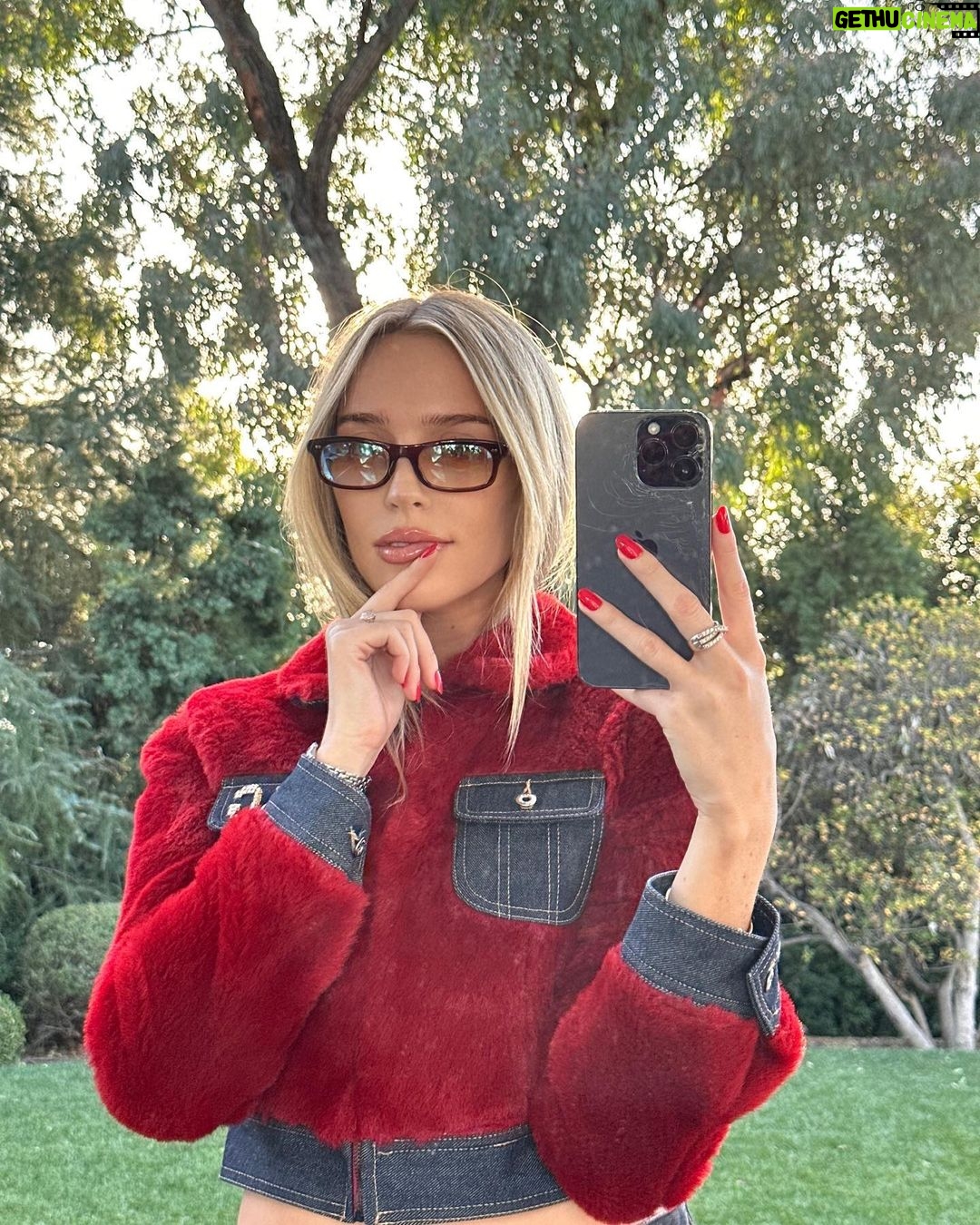 Alexandra Cooper Instagram - cracked but still takes 🔥 pics