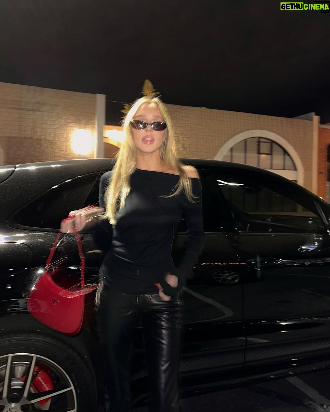 Alexandra Cooper Instagram - dad’s night out 💋