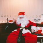 Alexandra Cooper Instagram - SANTA… I KNOW HIM.. it’s me I’m Santa🎅🏼 New episode of @callherdaddy is HERE👏 I tell u the most intimate gift I ever gave Matt and the memorable gift I gave all of my ex’s 👀