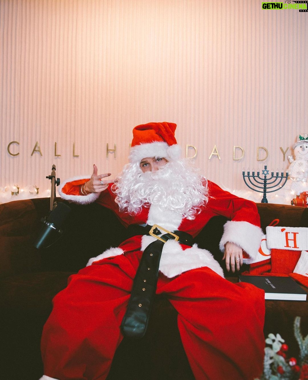 Alexandra Cooper Instagram - SANTA… I KNOW HIM.. it’s me I’m Santa🎅🏼 New episode of @callherdaddy is HERE👏 I tell u the most intimate gift I ever gave Matt and the memorable gift I gave all of my ex’s 👀