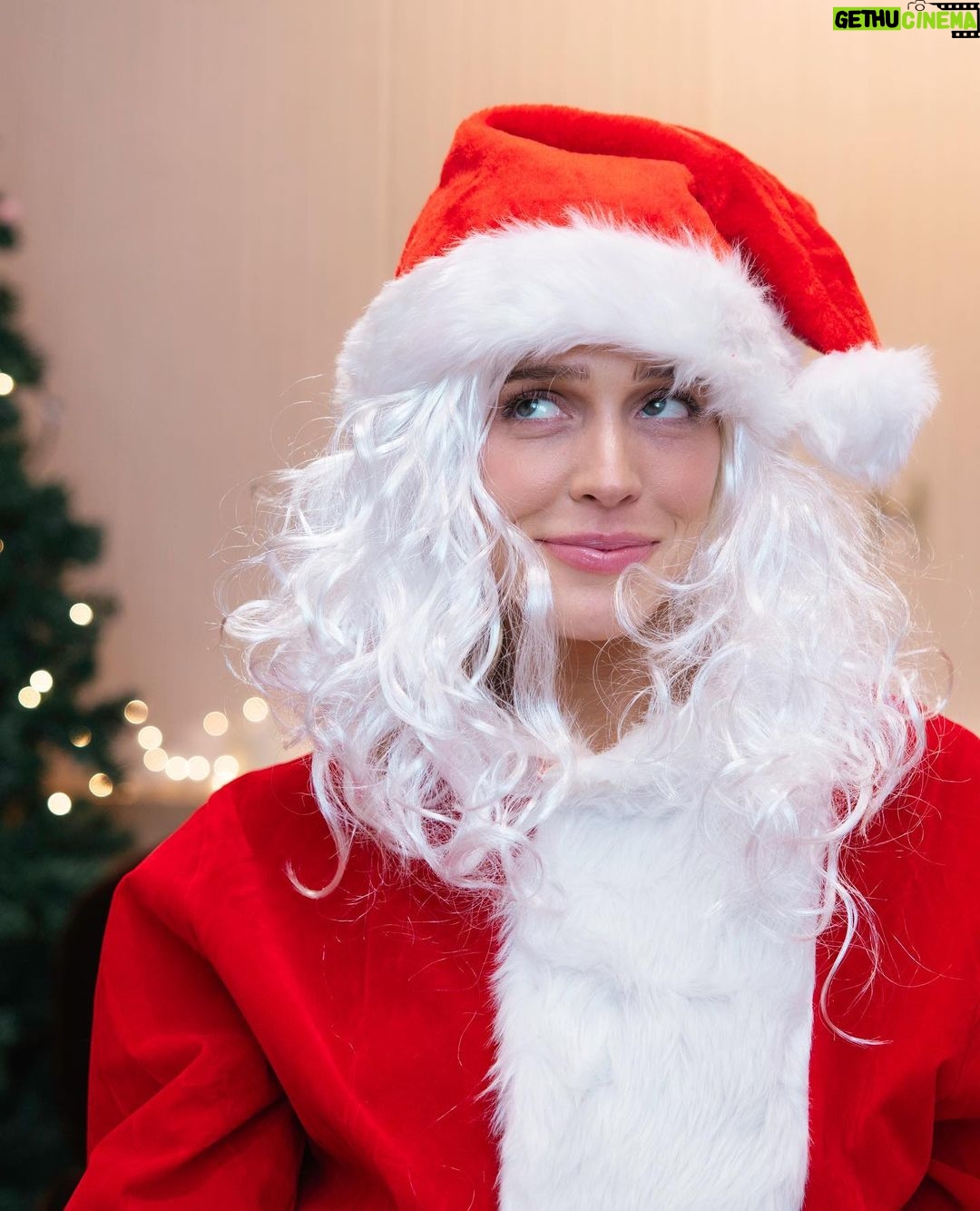 Alexandra Cooper Instagram - SANTA… I KNOW HIM.. it’s me I’m Santa🎅🏼 New episode of @callherdaddy is HERE👏 I tell u the most intimate gift I ever gave Matt and the memorable gift I gave all of my ex’s 👀