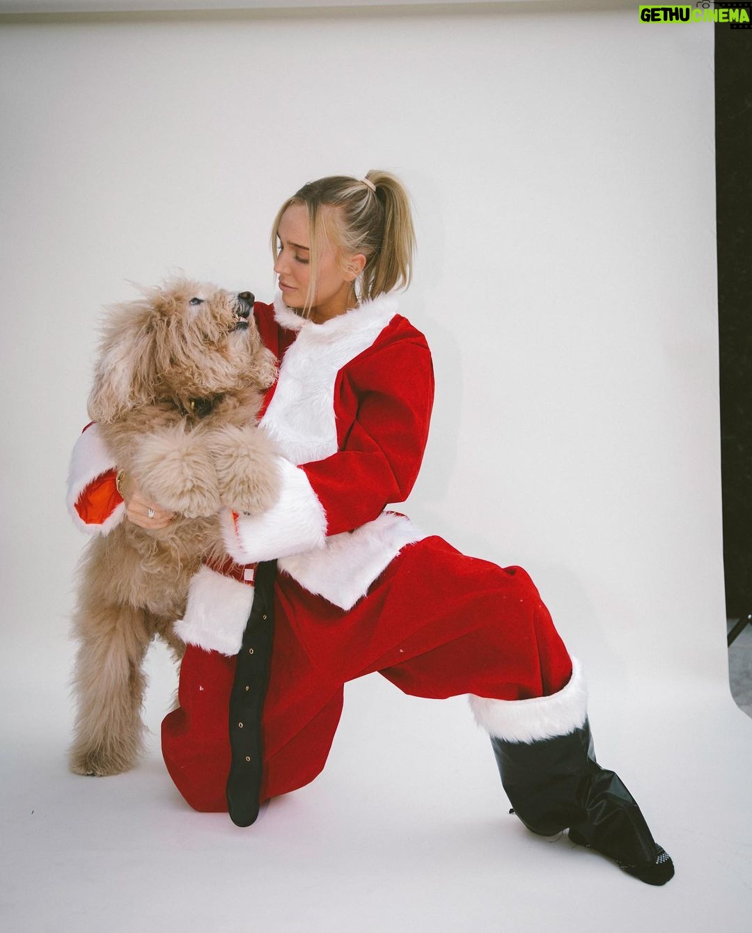 Alexandra Cooper Instagram - SANTA… I KNOW HIM.. it’s me I’m Santa🎅🏼 New episode of @callherdaddy is HERE👏 I tell u the most intimate gift I ever gave Matt and the memorable gift I gave all of my ex’s 👀