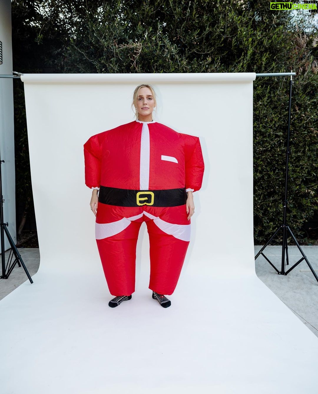 Alexandra Cooper Instagram - SANTA… I KNOW HIM.. it’s me I’m Santa🎅🏼 New episode of @callherdaddy is HERE👏 I tell u the most intimate gift I ever gave Matt and the memorable gift I gave all of my ex’s 👀