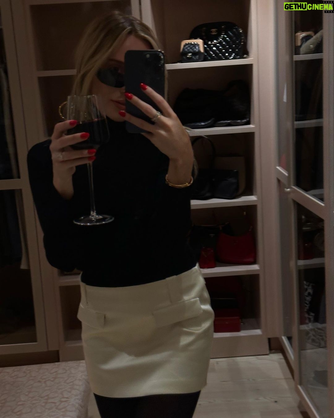 Alexandra Cooper Instagram - Happy Holidays 💋🍷