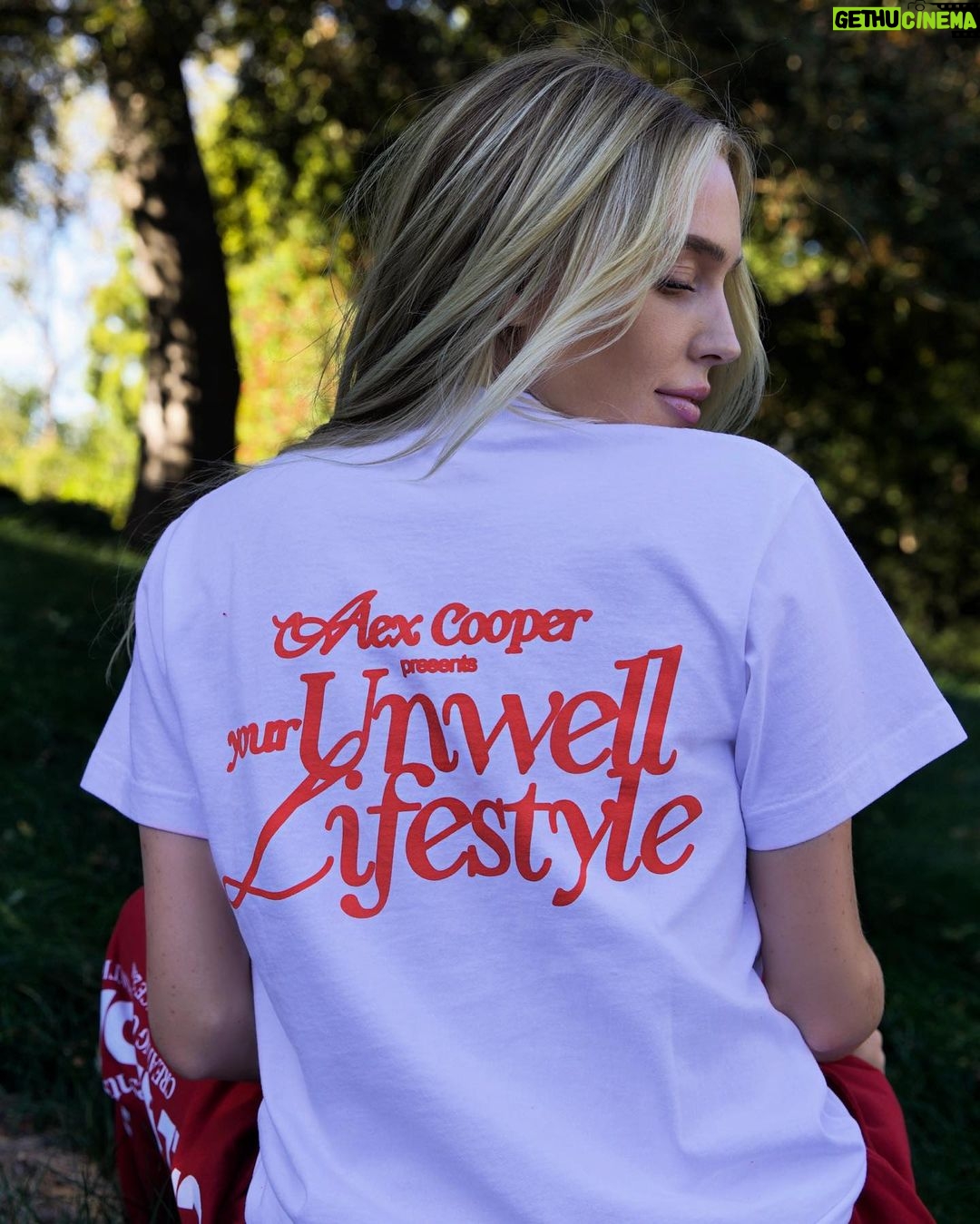 Alexandra Cooper Instagram - shop.iamunwell.com ❤️🎅🏼